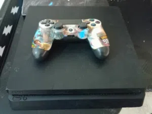 بلاستيشن 4 سليم للبيع (مستعمل) مع يد بلاستيشن والسعر قابل للتفاوض