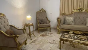 صالون للبيع الله يبارك معاه 3طاولات وبوفيه سعر 3600