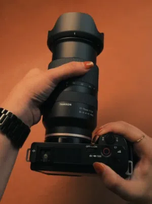 كاميرا سوني دقه (4k) zv-e10 شاشه لمس شاشه قلابة مع عدستين احترافيات جداً