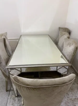 طاولة طعام مع 6 كراسي بحالة جيدة جداً للبيع