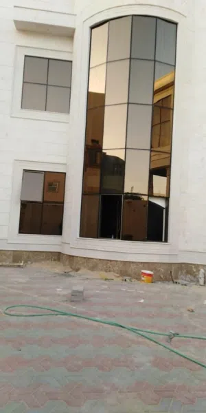 جميع أعمال الالمونيوم و الزجاج. توجد حدادين لاعمال الحدادة