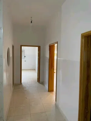 ( مطلوب 5 عزاب ) شقة للايجار في شارع عشرين بالقرب من مصورات بيروت في الدور الثاني ب1200 شهري + عمولة