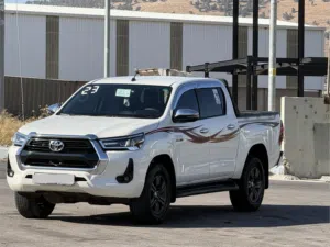 TOYOTA - HILUX - 2022 - 4*4 - فحص كامل (7/جيد) وارد المركزية / دهان الوكالة /جير عادي/صنف اول/