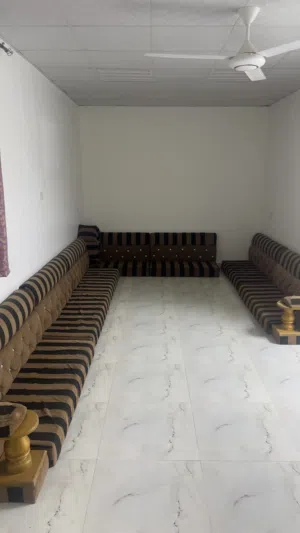 شقه للايجار الرستاق حي السرح