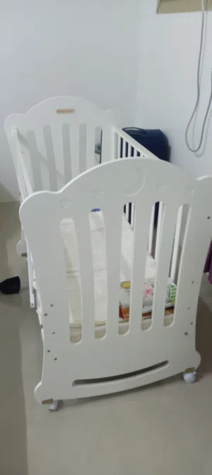 سرير أطفال شبه جديد وبحاله ممتازه