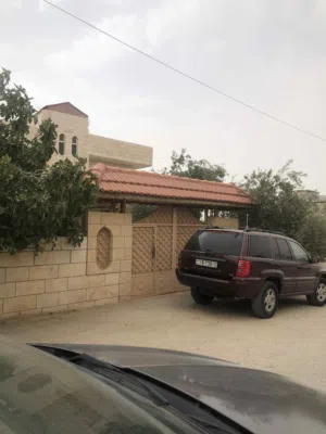 فرصة استثمار مثاليه  عماره مكونه من طابقين وتسويه مع امكانية تأجر التسويه الموقع فوق مركز الصحي مؤته
