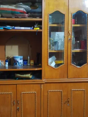 بوفيه صاج خشب قوي نجاره / سعره 150 وبيه مجال ذا رايد تشتريه اقفاله وجامه كلهم موجودين ولامكسره
