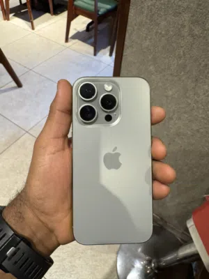 I phone 15 pro (256) natural titanium