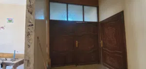 باب خشب فاصل بين شقتين
