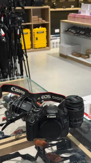 Canon EOS 600D + عدسة Canon EF-S 18-55mm IS (العدسة القياسية) + الشاح