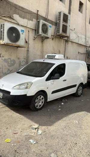 سيارة بيجو موديل 2014 بيضاء مستعملة بحالة ممتازة مع مواصفات خليجية