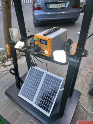 بطارية ليثيوم بقوة 300 واط فعلي يمكنك شحن الجهاز عن طريق الكهرباء او عن طريق لوحة الطاقة