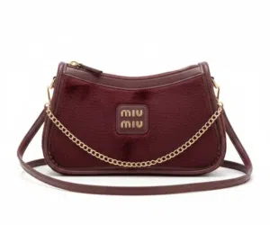 شنطة Miu Miu أنيقة بحالة ممتازة للبيع  وهي شنطة صغيرة أنيقة لون خمري مع سلسلة ذهبية