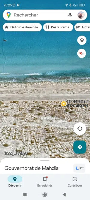 قطعة أرض للبيع بها مجموعة منازل على شاطئ البحر في كعام بسعر جيد جدا