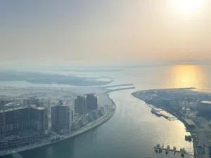 غرفتين وصاله الغرف ماستر مع باركينج وبلكون طابق مرتفع اطلاله بحريه