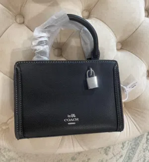 حقيبة يد صغيرة من ماركه عالميه Coach