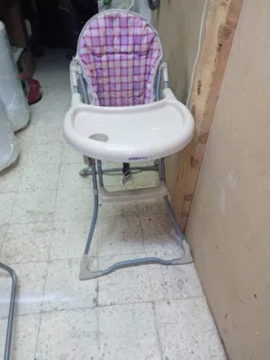 كرسي طعام اطفال ثقيل وسيارة اطفال بحالة الوكالة