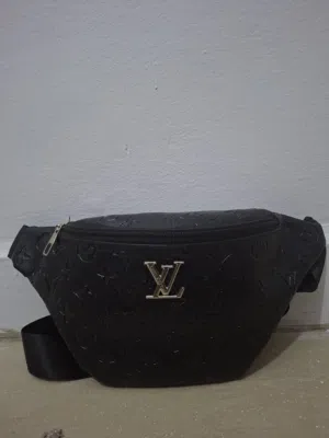 متوفر شنطتين واحده Lv بعلامه والتانيه بدون علامه