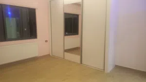 شقه فارغه للإيجار طريق المطار حي الارز 300م داخلي  100م تراس