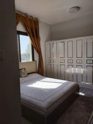 غرفة نوم تخت وخزانة