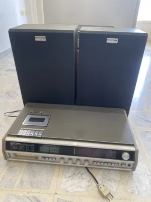 عدد 2 مسجل بنيتون ياباني مع سماعاته الاصليه وسماعتين مسجل انتيك عمر 50 سنة ويمكن اكثر