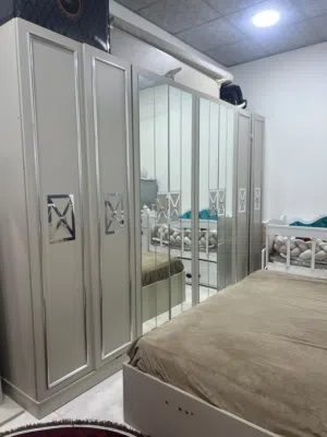 غرفة نوم للبيع جديدة ونظيفة كلش بس والله محتاج واريد ابيعها