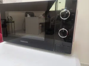 Samsung microwave oven just like new not used much in perfect condition