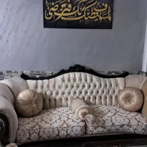 طقم كنب للبيع مع طاوله سفرة كبيره معها 8كراسي بحاله ممتازة للتواصل واتس  والي بدو اياه ما بقصر معاه
