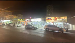 للبيع محلات تجارية بالنخيل وبيت خلفي مساحة كبيره