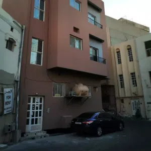 4 Floors . 400 m2 . Landlord1