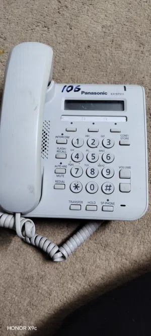 هاتف ارضي Panasonic KX-NT511 ومن الملصق الخلفي يظهر الموديل الأقرب: KX-NT511 IP Phone