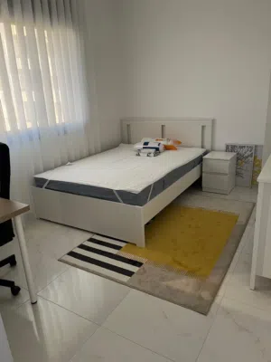 ستوديو مفروش جديد لم يسكن قرب جامعه اليرموك عند دوار اللوازم للإيجار فرش فاخر من اكيا يوجد إنترنت