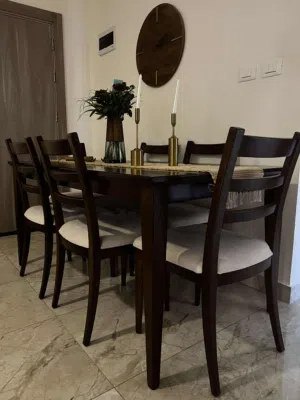 طاولة سفرة خشب 6 كراسي للبيع – حالة ممتازة جداً