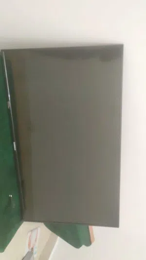 شاشه جديده بي باكوها قاعده نيو مش مستعمله بكل بالقاعده والرجلين متعاها حتى الضمانه قاعده