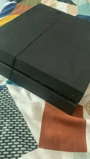 PLAYSTATION 4 1TB(1024GB)WITH 2 CONTROLLER (NEGOTIABLE)
