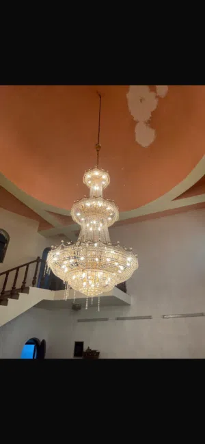 ثريه للبيع كبيره جدا وفاخره واناره قويه وممتازه
