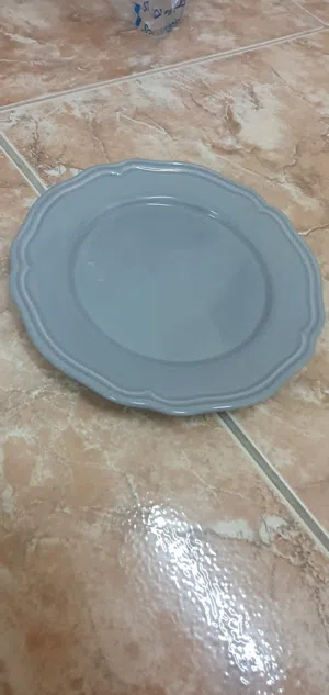 صحون طعام وفناجين