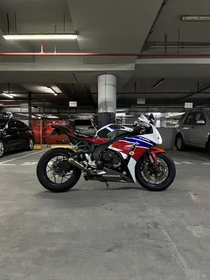 Cleanest CBR 1000RR FIREBLADE with Full AKRA Exhaust