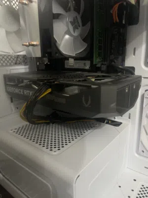 Gf Rtx 5050 almost like new had it for a month and didn’t use it a lot with box and wrapping paper
