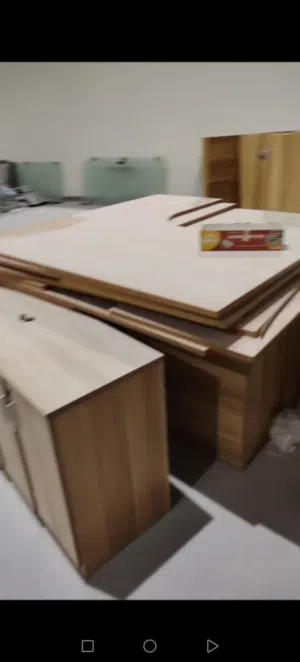 مكاتب مع تقطيعاات زجاج طابق كامل بحالة جيدة