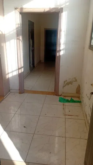 شقة للايجار في عين الباشا بجانب مدرسة السواعد في حي الزهراء ساعة مياة مشتركة وساعة كهرباء مشتركة