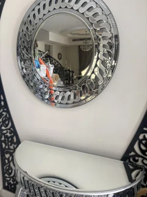 للبيع طاولة كونسول مع مرآة فخمة