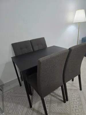 طاولة طعام مع 4 كراسي