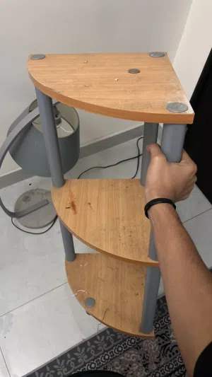 للبيع طاوله 3 رفوف ومرتبه تصلح حق حجره حق بسطات حق اشياء واماكن عاديه