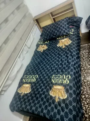 تخت مكتب خشب لاتيه مع زان شبه جديد استخدام بسيط جدا