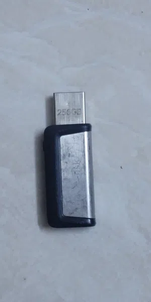 فلاش مميز SanDisk Ultra Luxe سعة 256 جيجابايت ب 32000 ريال يمني جنوبي