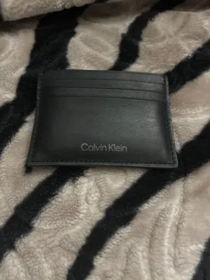 بوك من ماركة CAIVIN KLEIN اصلية مع كرتونها استخدام جداً نظيف و بدون تقطيع