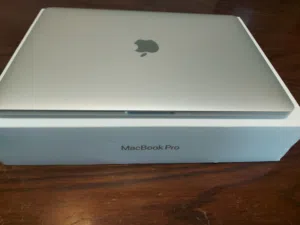 Macbook pro M2 2022 استعمال بسيط جدا