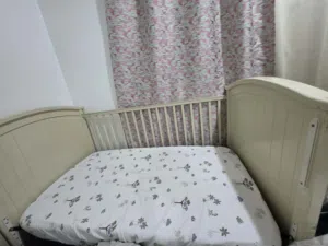 سرير اطفال بحاجز امان