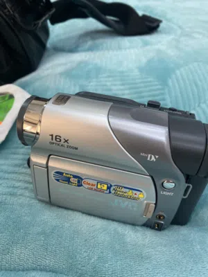 كاميرا تصوير فيديو بحاله جديده للبيع ماركة JVC